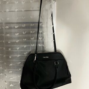 Classic Calvin Klein Handbag in Black-Light Weight